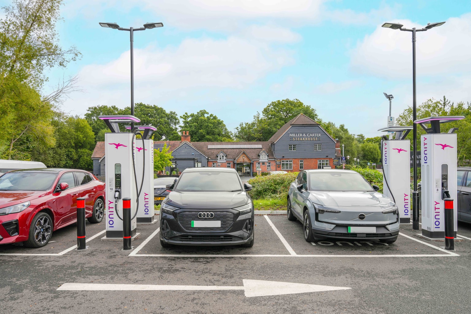 IONITY chargers outside a Miller & Carter. Caricabatterie IONITY all'esterno di un Miller & Carter. Carregadores IONITY no exterior de uma Miller & Carter. IONITY-Ladegeräte vor einem Miller & Carter. Cargadores IONITY afuera de un Miller & Carter. Chargeurs IONITY à l'extérieur d'un magasin Miller & Carter.