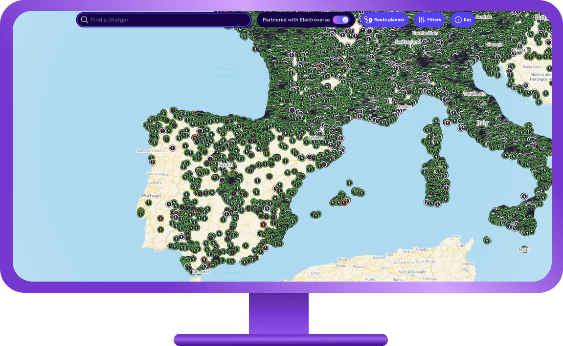 Una pantalla de computadora que muestra un mapa de Europa, específicamente de España, lleno de numerosos marcadores verdes que indican ubicaciones, probablemente de cargadores o puntos de interés similares.