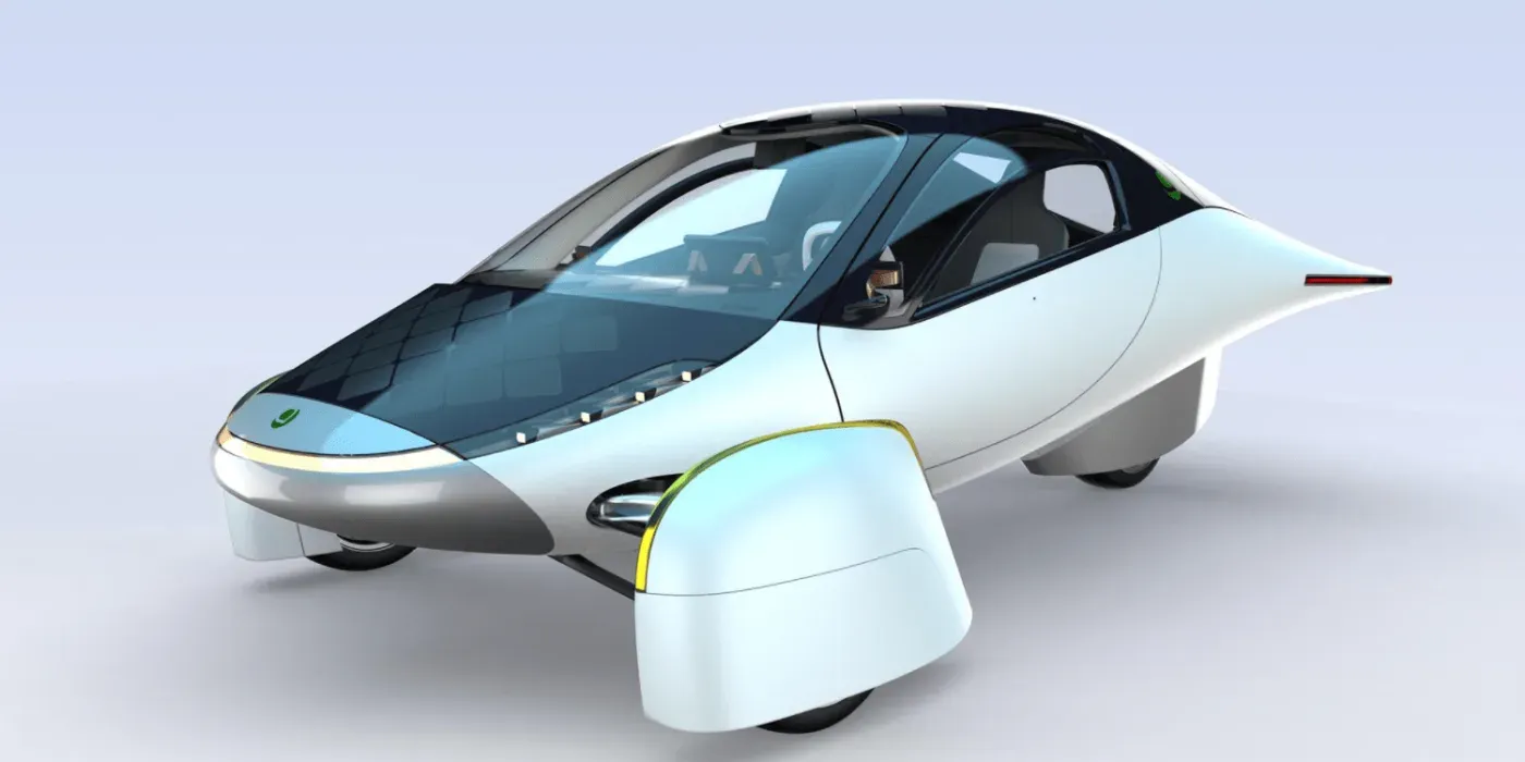 Futuristisches dreirädriges Elektrofahrzeug mit schlankem Design, getönten Scheiben und aerodynamischen Merkmalen vor einem schlichten Hintergrund.