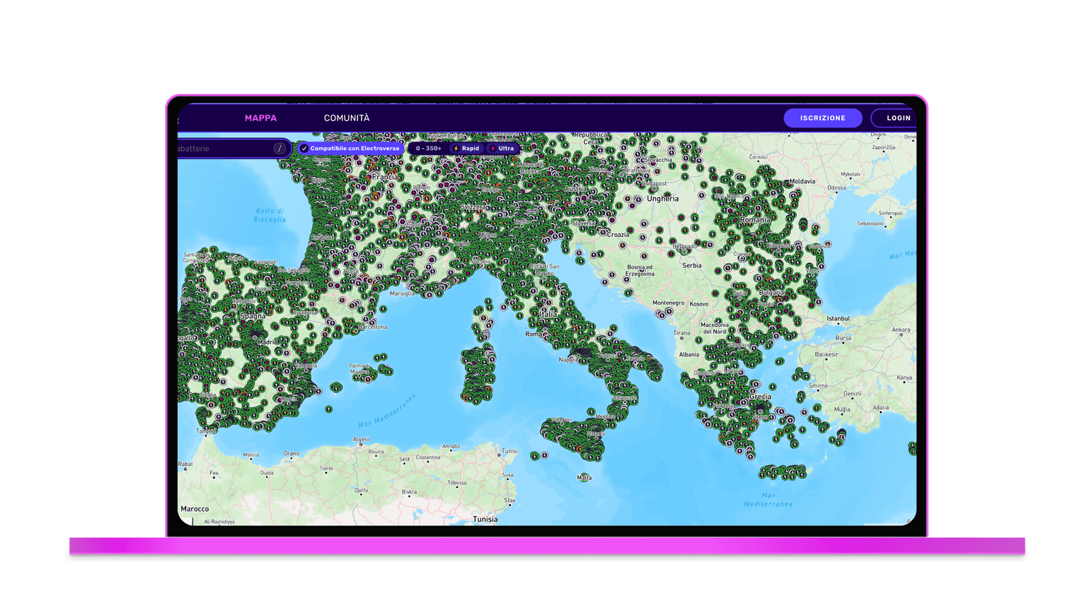 Uno schermo di computer portatile che mostra una mappa dettagliata delle colonnine di ricarica per veicoli elettrici nell'Europa meridionale, con numerosi indicatori verdi che indicano i vari punti di ricarica.