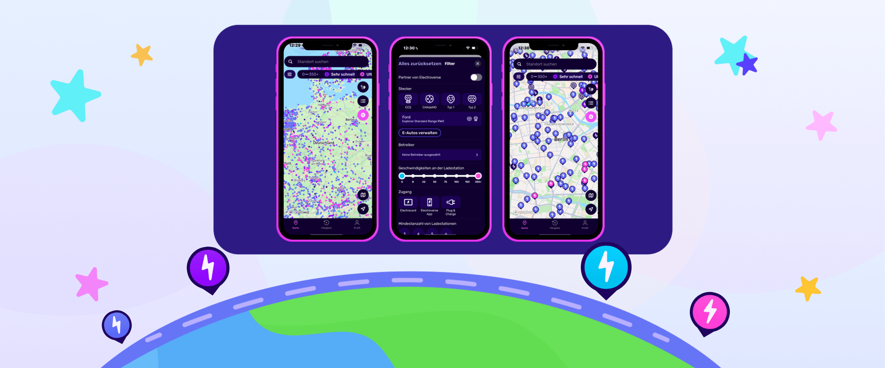Drei Smartphones zeigen farbenfrohe Electroverse-Karten und Einstellungsbildschirme an, umgeben von Sternen und Standortsymbolen auf einem stilisierten Straßen- und Globushintergrund.