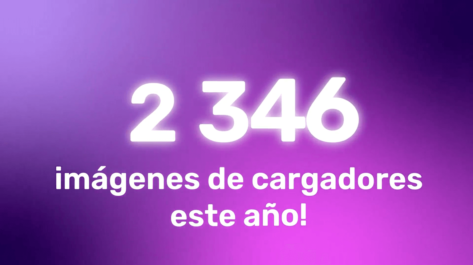 El texto blanco sobre un fondo morado degradado dice «¡2346 imágenes de cargadores este año!».