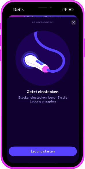 ein rosa iPhone mit einem in einen Anschluss eingesteckten Kabel und einer Taste mit der Aufschrift „Laden starten“