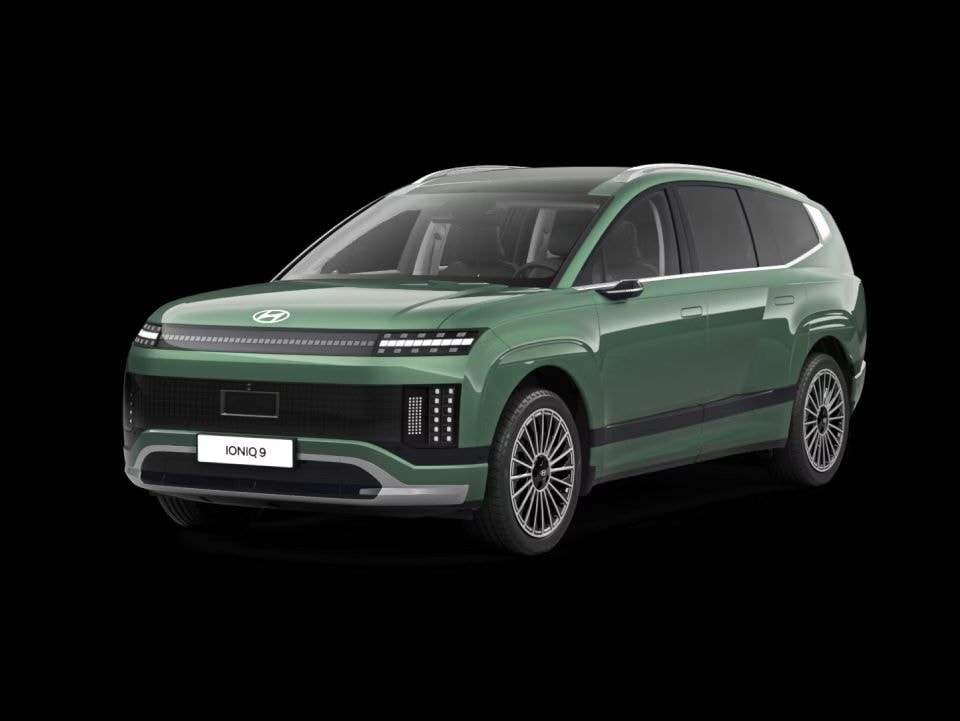 Ein Hyundai IONIQ 9 in Armeegrün mit schwarzem Hintergrund.
