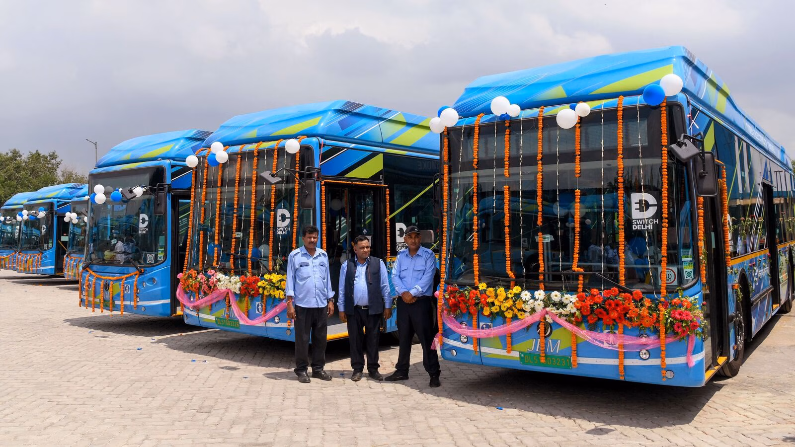 Autobuses eléctricos en una estación de Delhi