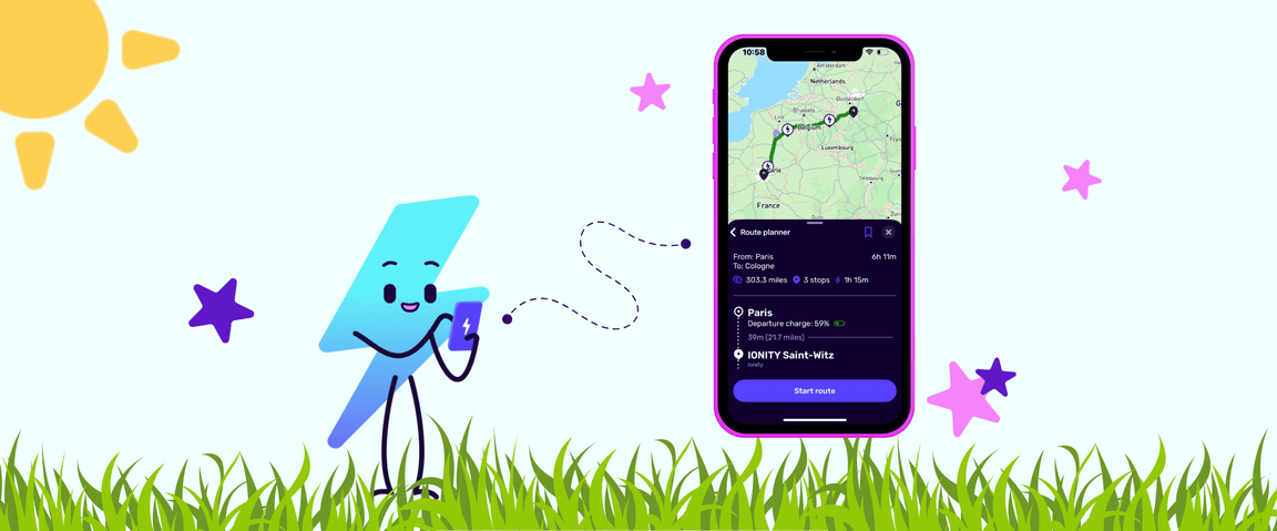 Eine Zeichentrickfigur lädt ein Telefon auf, auf dem vor einem sonnigen Grashintergrund mit bunten Sternen eine Routenkarte angezeigt wird.
