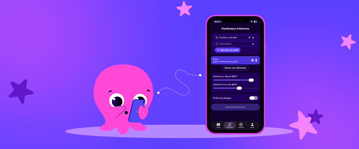Une adorable pieuvre rose tenant un téléphone, intriguée par un grand smartphone affichant un Planificateur trajet voiture électrique sur un fond violet étoilé.