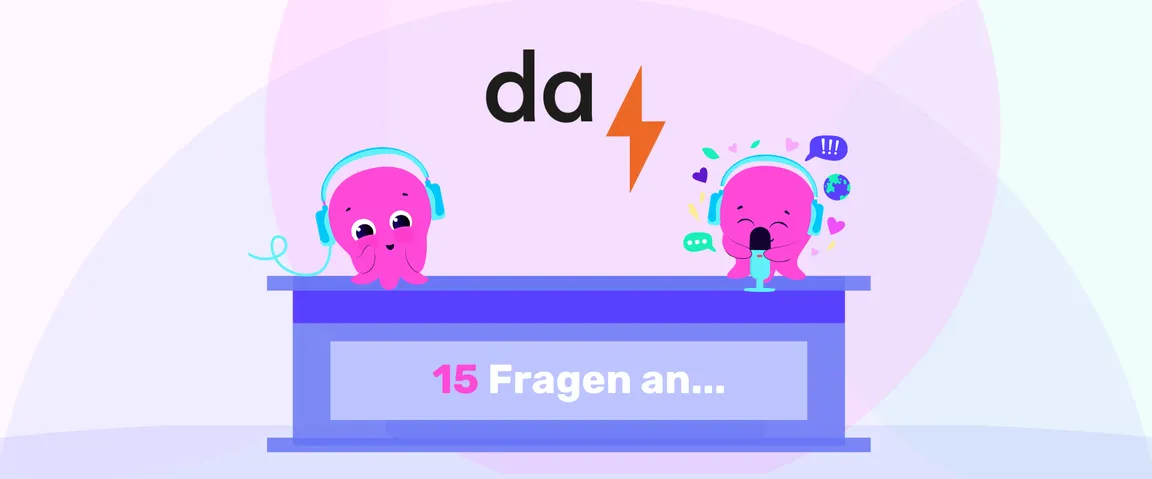 Two pink cartoon characters with headphones sit at a desk labeled "15 Fragen an," with the "da" logo above them.