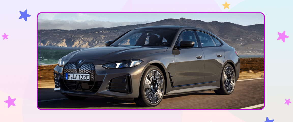 Elegante automóvil BMW gris circulando por una carretera costera con montañas al fondo, enmarcado por un borde colorido con estrellas.