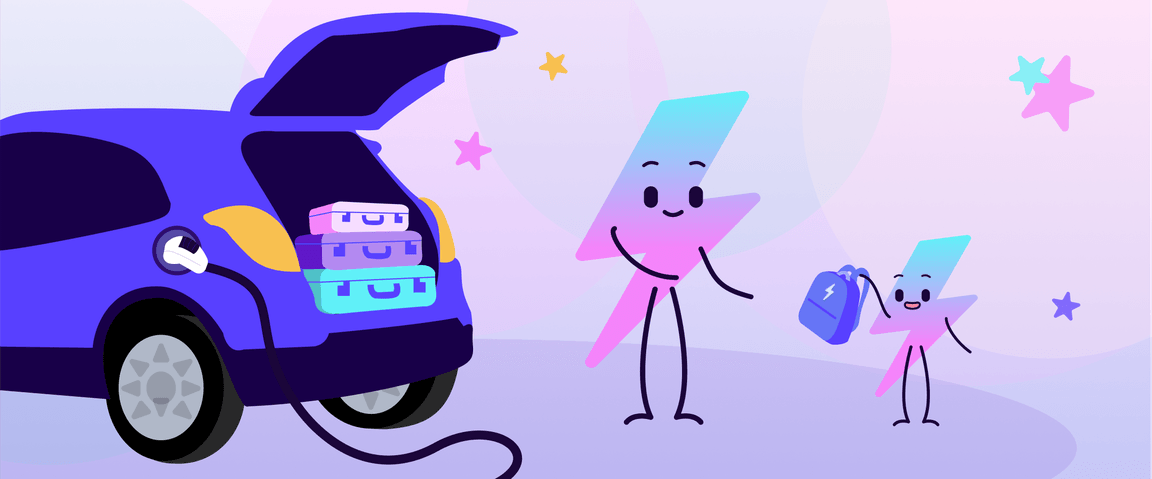 Cartoon-Blitze packen ein Auto mit Koffern und einem Rucksack, neben einem Elektrofahrzeug, das aufgeladen wird.