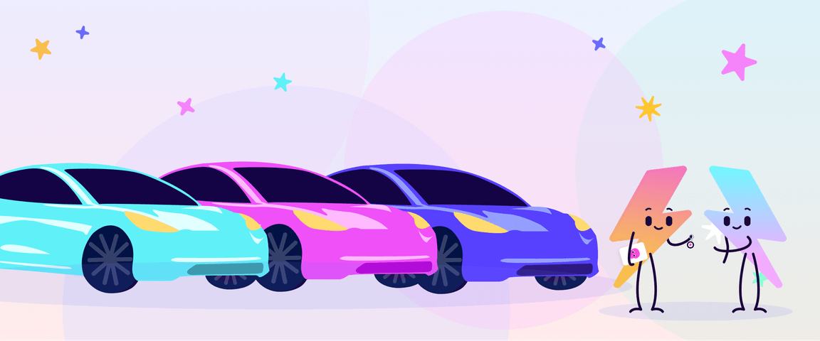 Quattro colorate auto elettriche disposte in fila; due personaggi dei cartoni animati con teste geometriche interagiscono nelle vicinanze, su uno sfondo pastello decorato con stelle.