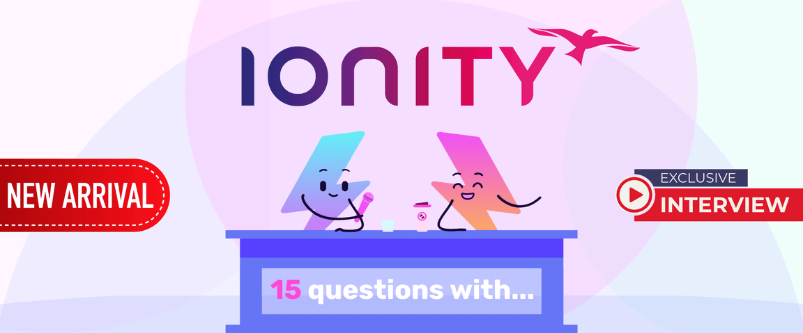 IONITY logo with Electroverse mascots in news room. Logo IONITY avec les mascottes Electroverse dans la salle de presse. Logotipo de IONITY con mascotas de Electroverse en la sala de prensa. IONITY-Logo mit Electroverse-Maskottchen im Newsroom. Logótipo da IONITY com mascotes do Electroverse na sala de notícias. Logo IONITY con le mascotte di Electroverse nella sala stampa.