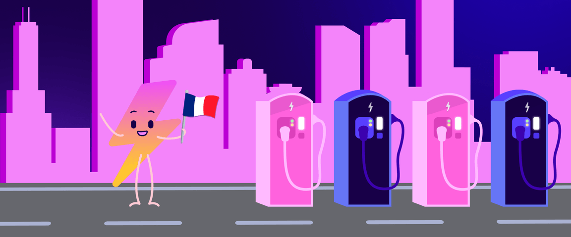 Un personnage coloré en forme d'éclair tient un drapeau français près des bornes de recharge pour véhicules électriques sur fond de paysage urbain stylisé.