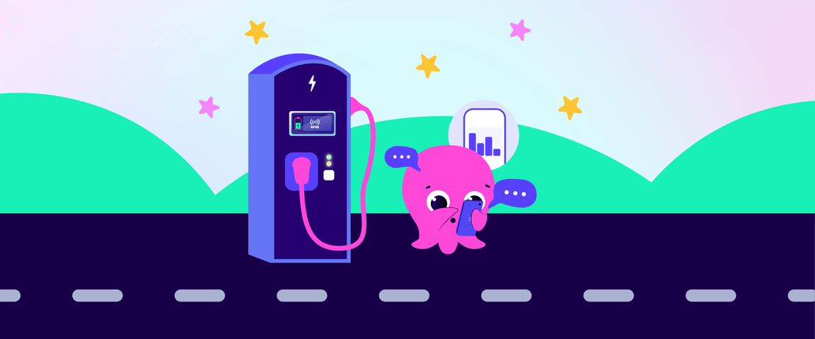 Rosa Cartoon-Oktopus, der neben einer violetten Ladestation für Elektrofahrzeuge auf einer Straße mit grünen Hügeln und Sternen ein Smartphone benutzt.