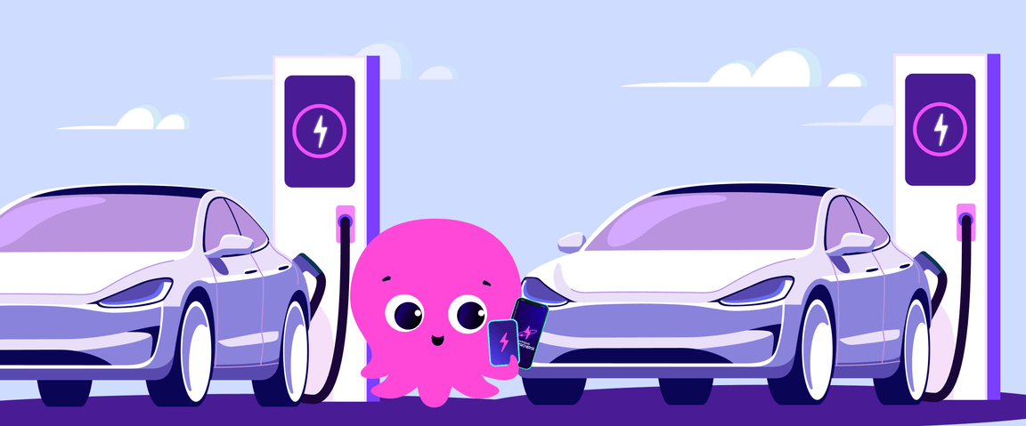 Um polvo rosa de desenho animado segura um smartphone, em pé entre dois carros elétricos em estações de carregamento sob um céu claro.